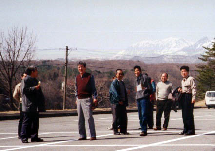 After taking lunch, we took picture at Hiruzen behind Mt. Daisen that coverd with snow
