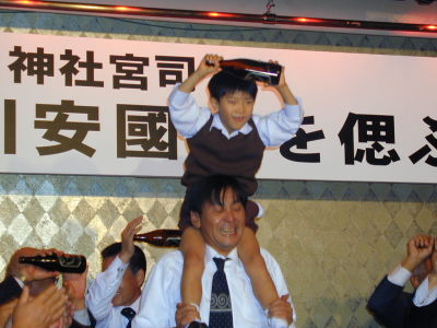 Yonekawa's son is lifting a bottle of bear liken Mikoshi with a song of Matsuri.