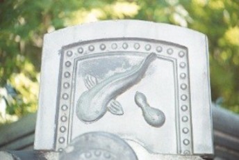 A Tile of catfish and gourd are put on the roof.